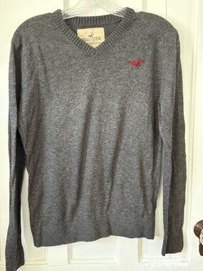 Hollister Men's Heather Gray V-Neck Sweater with Red Emblem